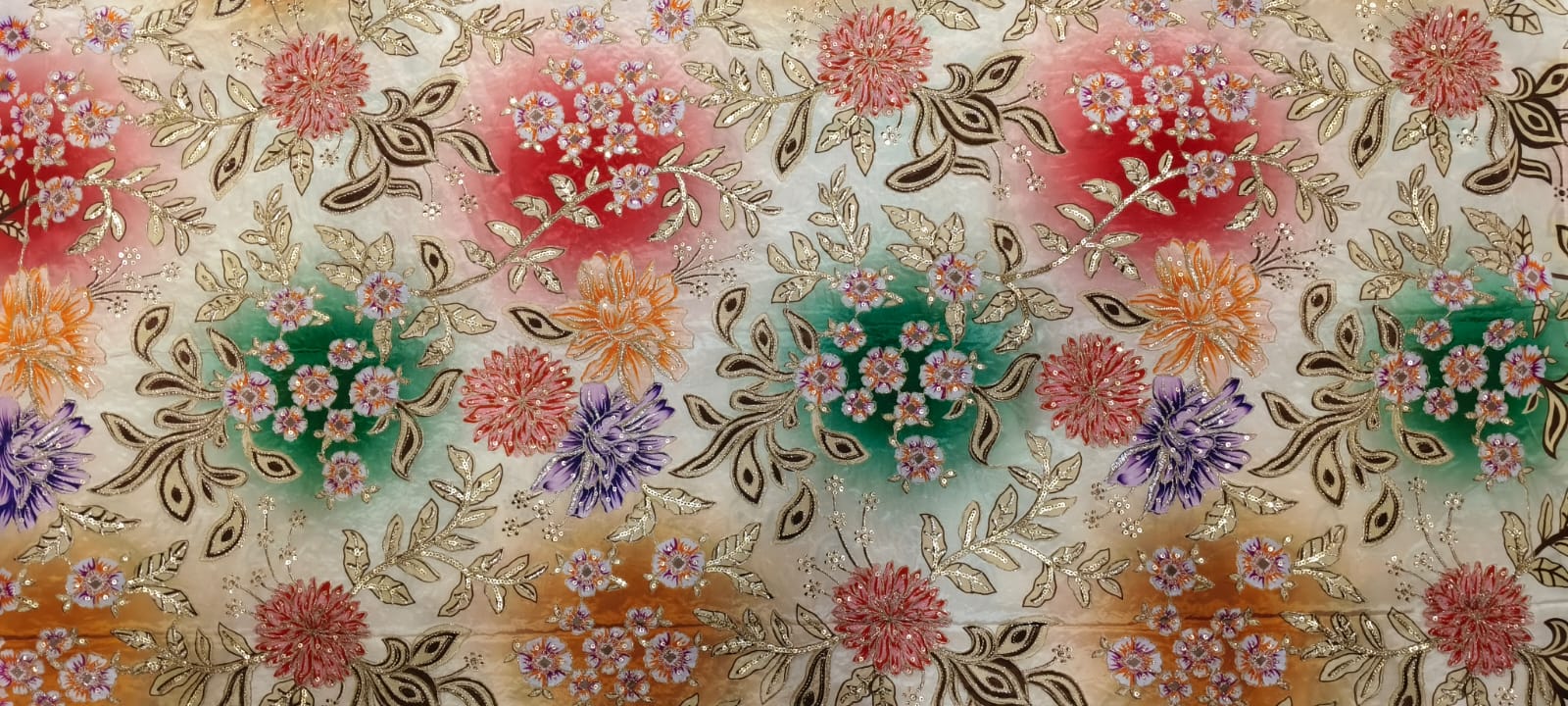 Patterned fabric with floral and leaf designs in a重复模式
